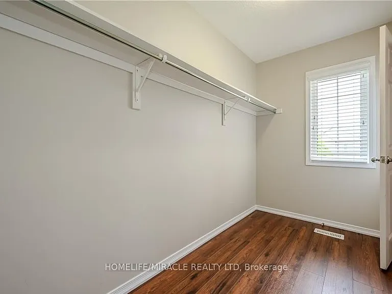 312 Tagge Cres — Photo 7