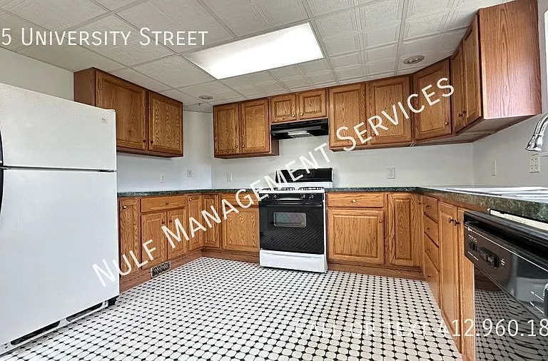 205 University St — Photo 2