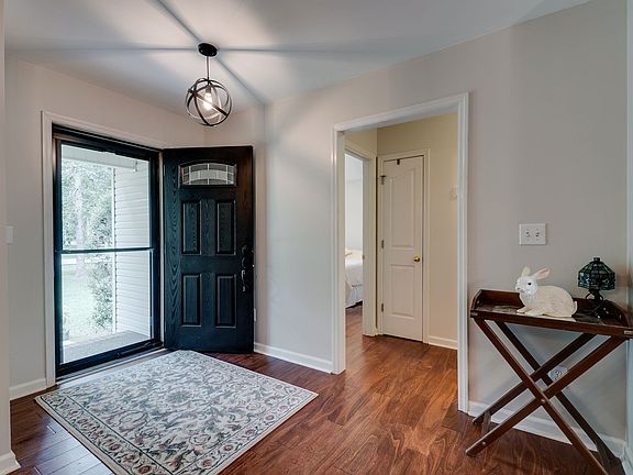 3rd image of 5 Woodland Cir