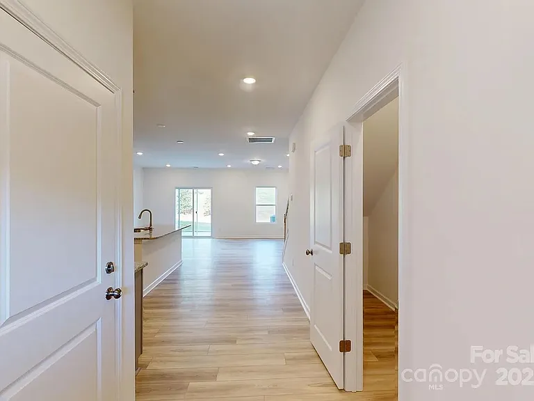 3216 Lilac Grove Dr — Photo 4