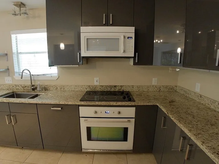 SE kitchen corner