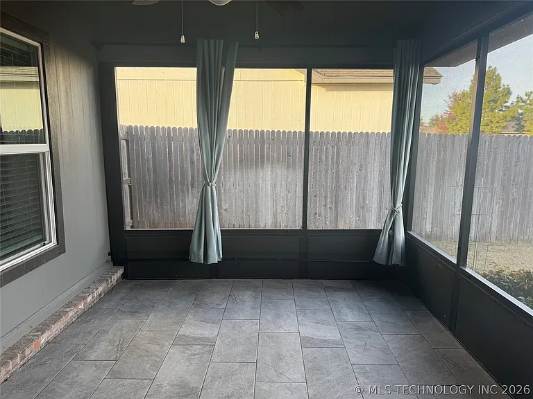 7413 S Hemlock Ave — Photo 11