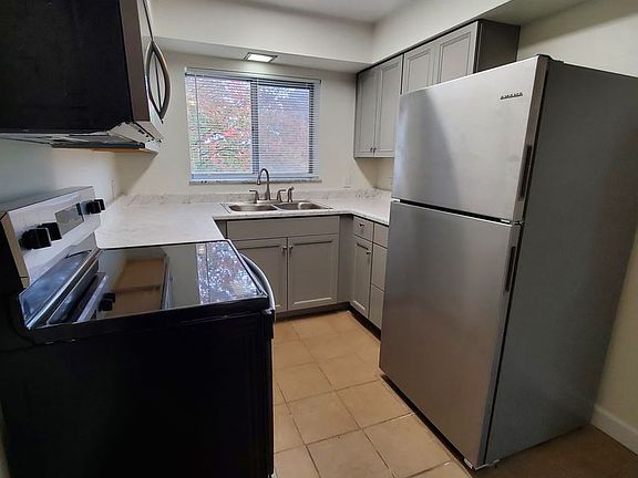 2nd image of 607 E Dorothy Ln