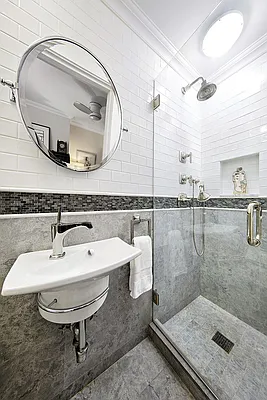 Sold by R New York | media 7