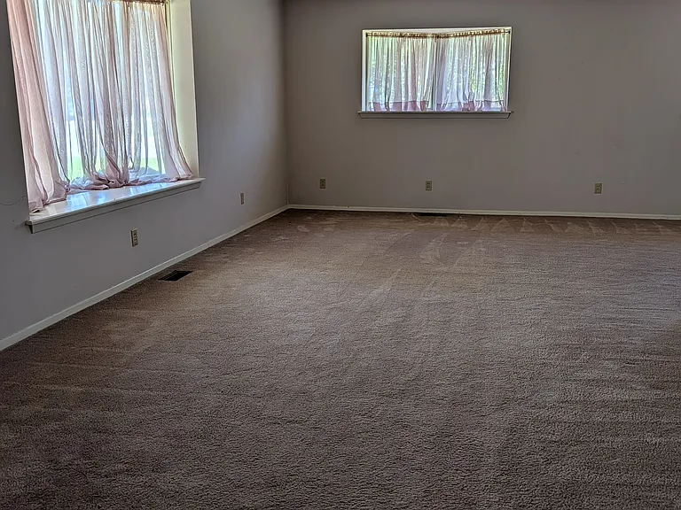 3810 N Rockwell Ave — Photo 13