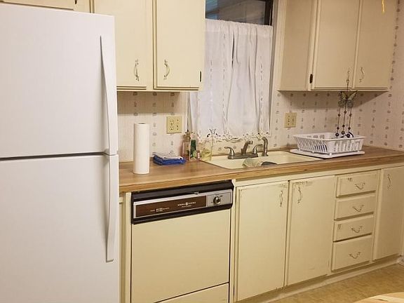 4th image of 585 NE 62nd Ave