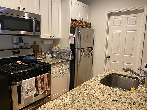 3rd image of 877 N Paulina St APT 1R
