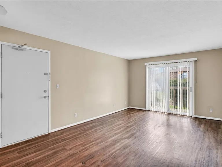 8 Ross — Photo 26