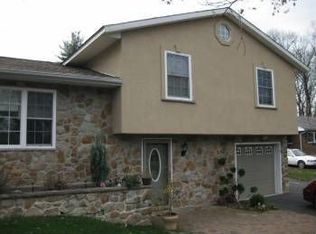 1435 Oakwood Dr, Bethlehem, PA 18017