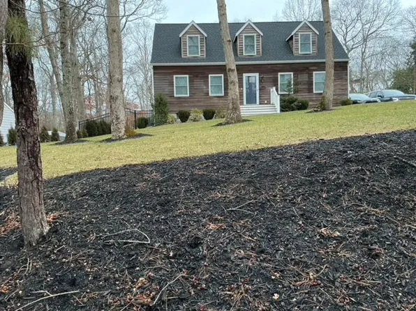 8 Bittersweet Ave, Hampton Bays, NY 11946