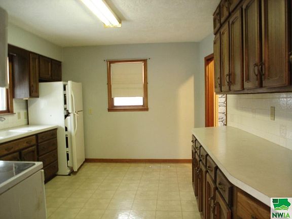 4th image of 119 Grove St