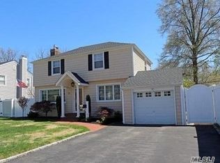 57 Crest Rd E, North Merrick, NY 11566
