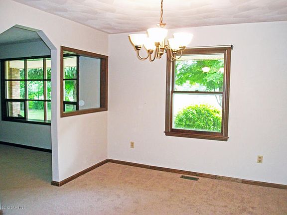 5th image of 1317 Thomas Ln