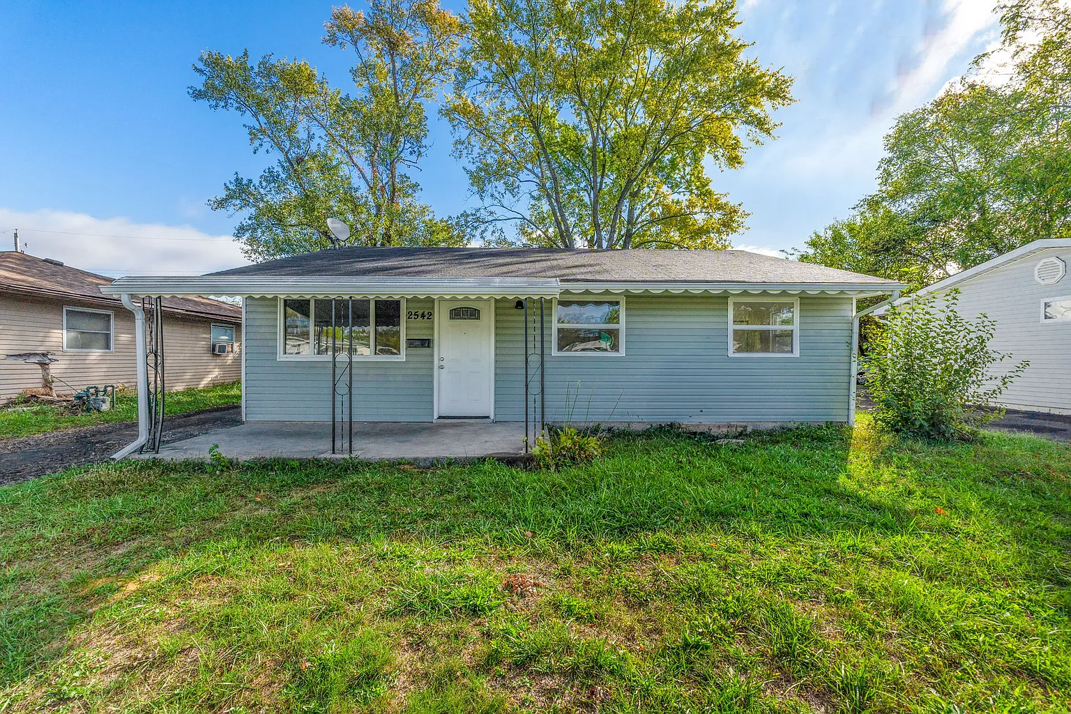 2542 Edsel Ave photo 1
