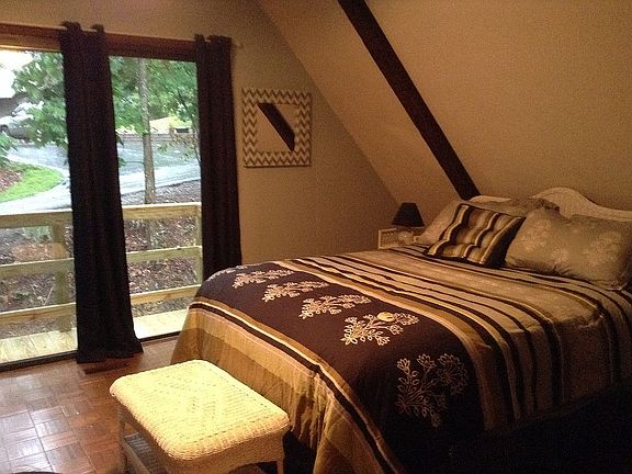 Upstairs bdrm/private entry.