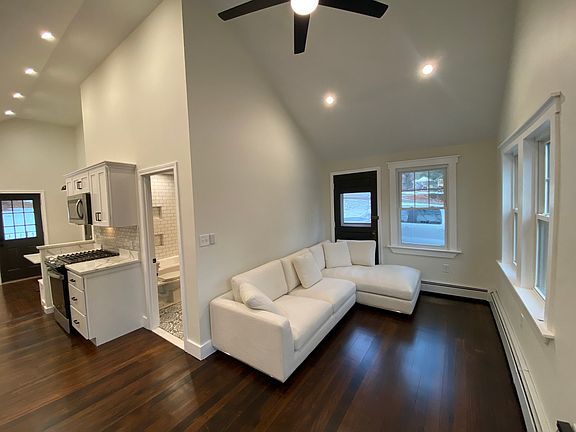 4th image of 64 Manning St
