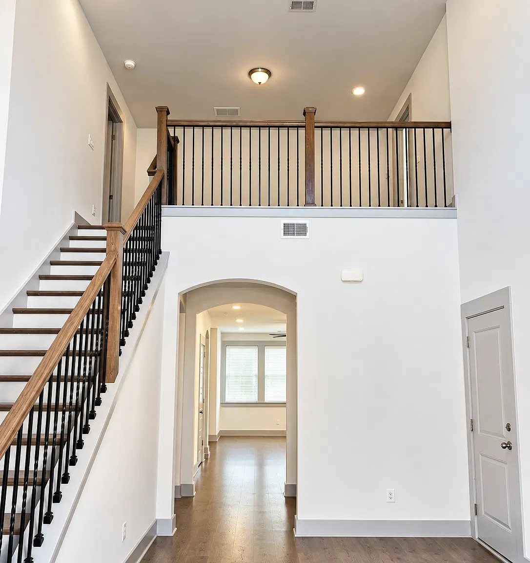 3 bed, 2.5 bath, 2205 sqft, $2,450 — Photo 3