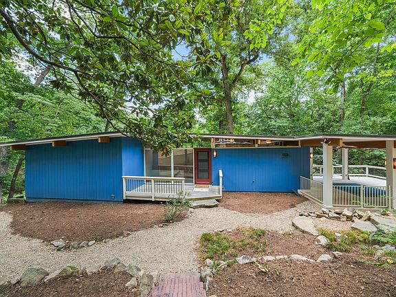 4th image of 215 Marilyn Ln
