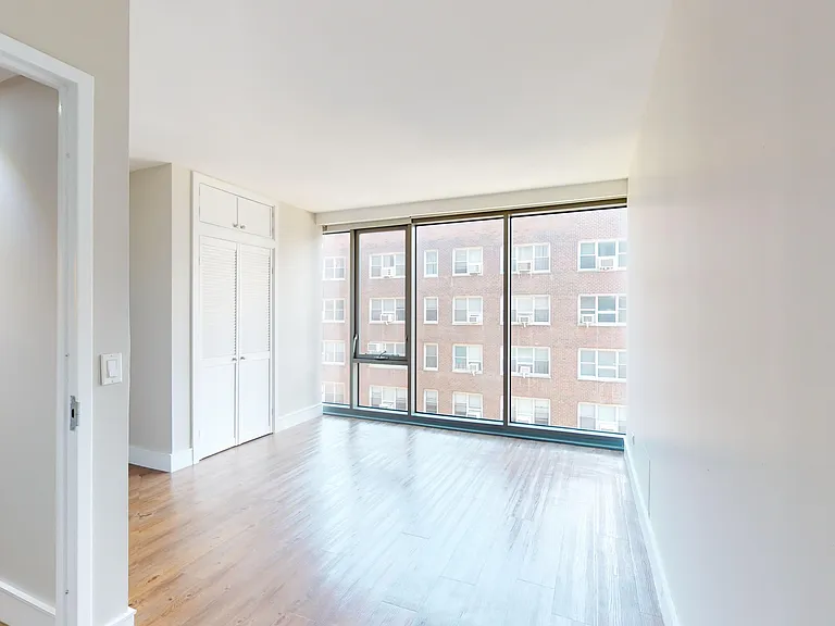 237 E 34th St #1004 — Photo 15
