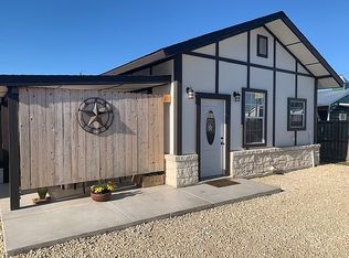 472 Mountain View Dr, Bandera, TX 78003