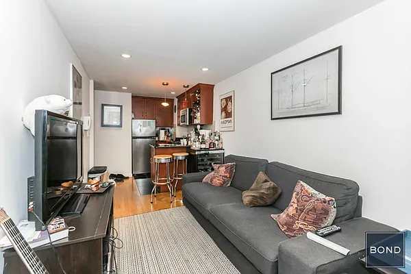 Rented by Bond New York | media 32