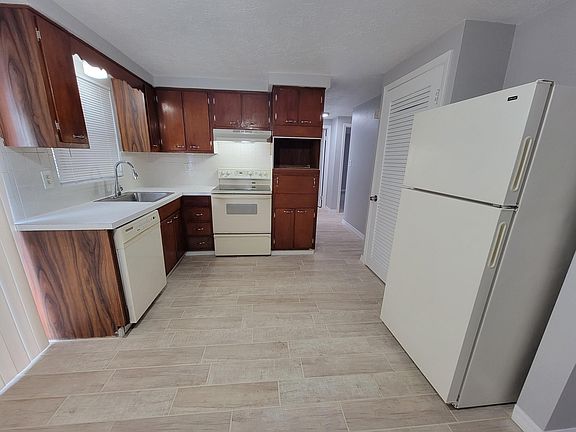 4th image of 1051 Powersong St