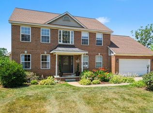 10466 Pine Valley Dr, Grand Blanc, MI 48439