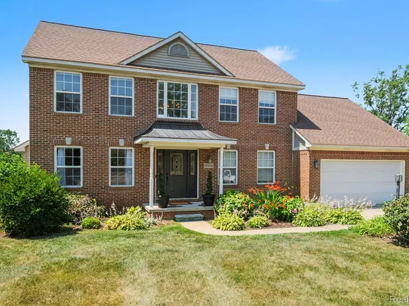 10466 Pine Valley Dr, Grand Blanc, MI 48439