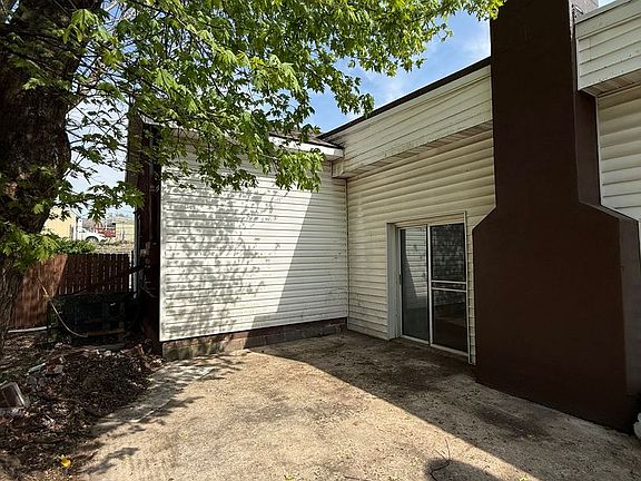 4th image of 469 Lincoln Way W