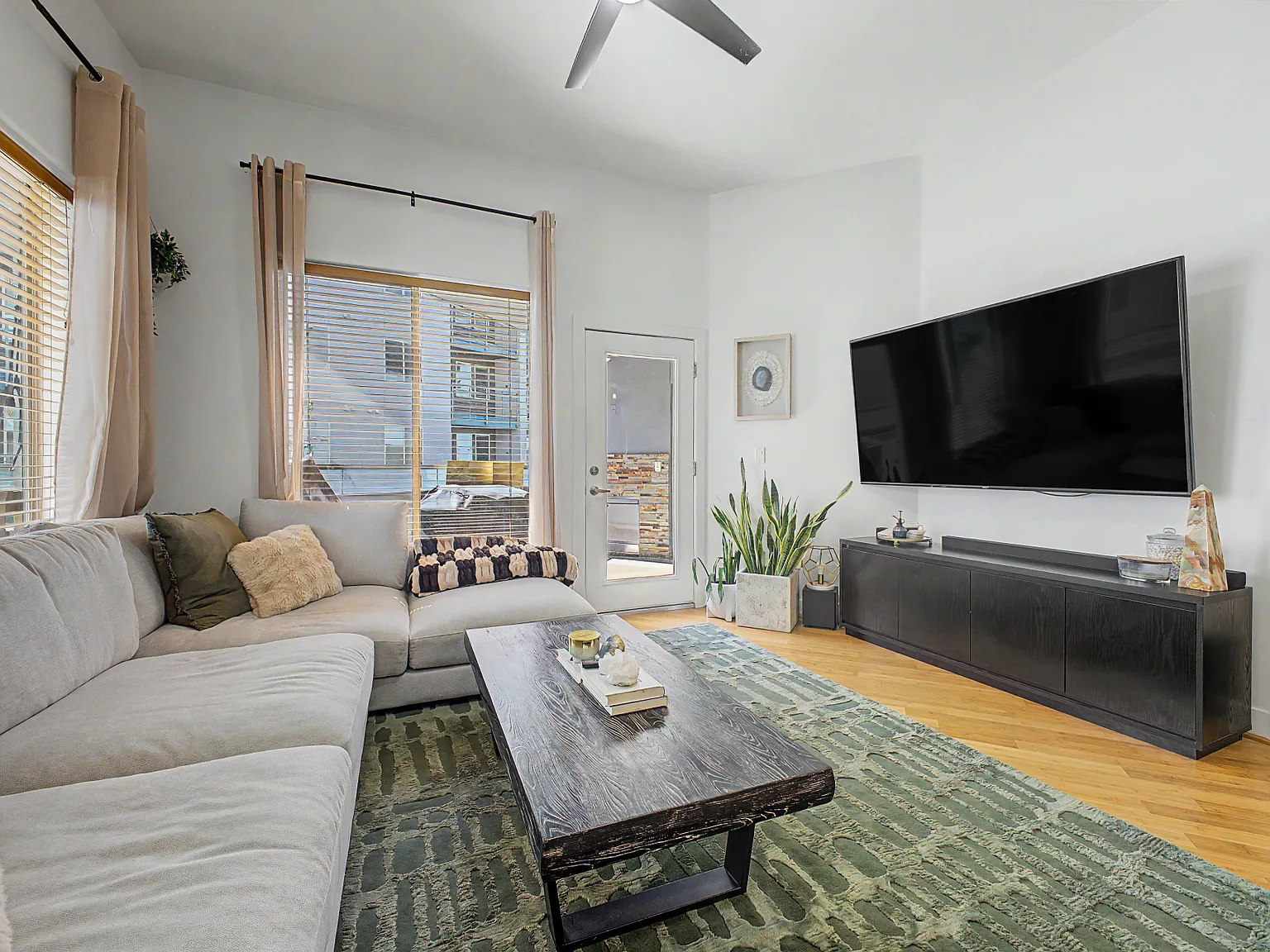 2 bed, 1208 sqft, $2,350 — Photo 4
