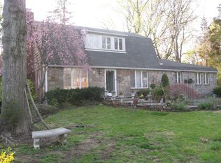 59 Barberry Ln, Roslyn Heights, NY 11577