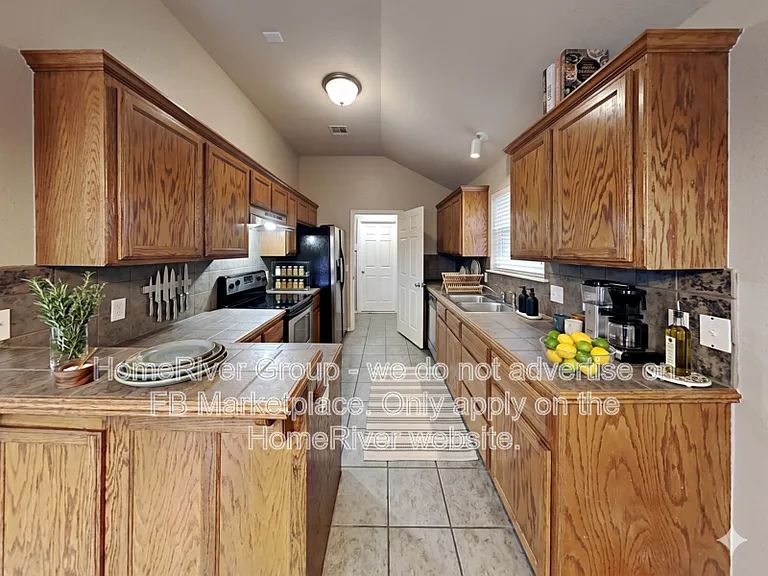 1028 Westridge Dr — Photo 2