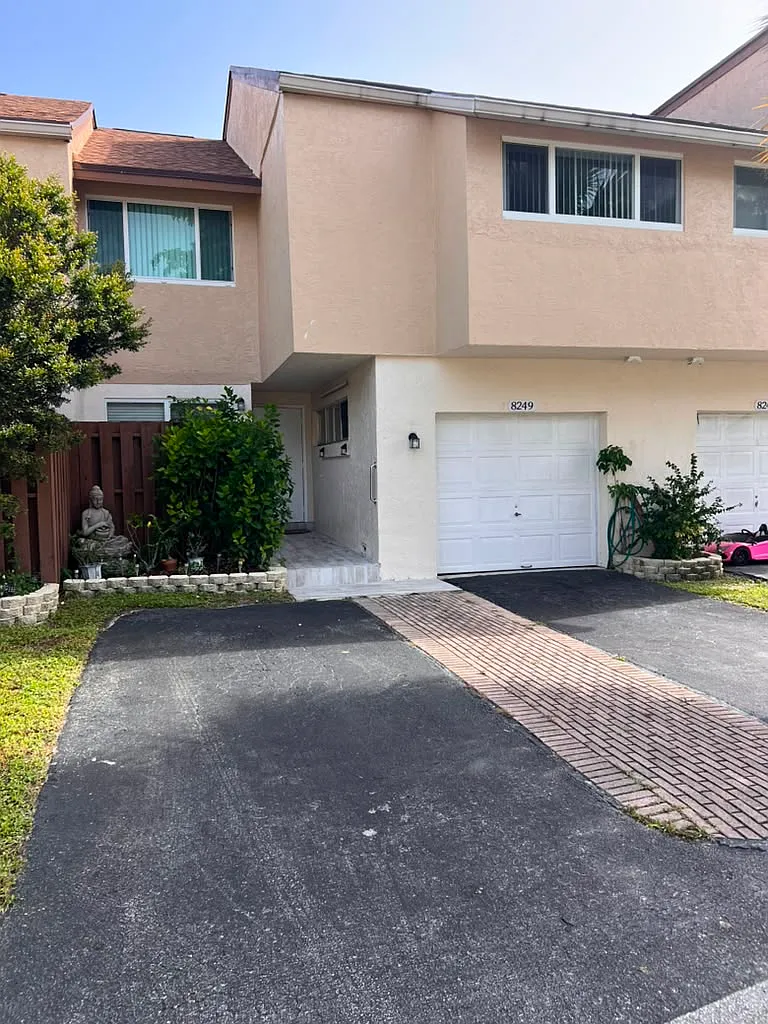 4 bed, 2.5 bath, 2070 sqft, $3,600 — Photo 3
