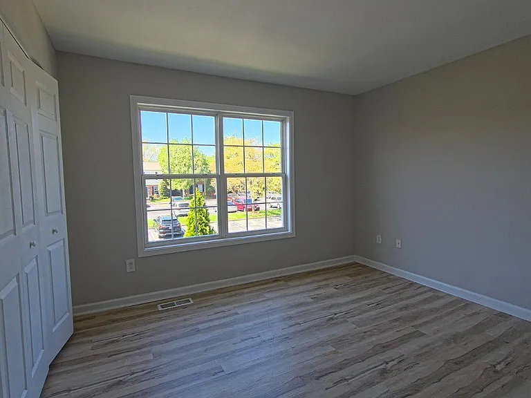 546 Wellington Ct — Photo 8