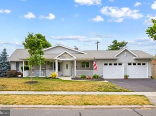 3 Pleasant Ln, Levittown, PA 19054