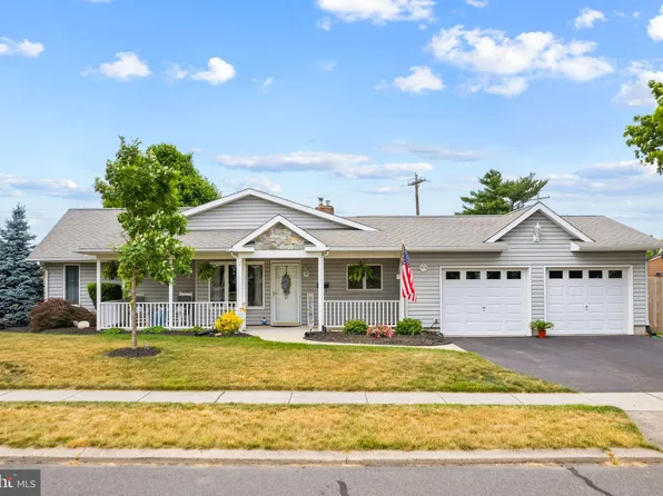 3 Pleasant Ln, Levittown, PA 19054