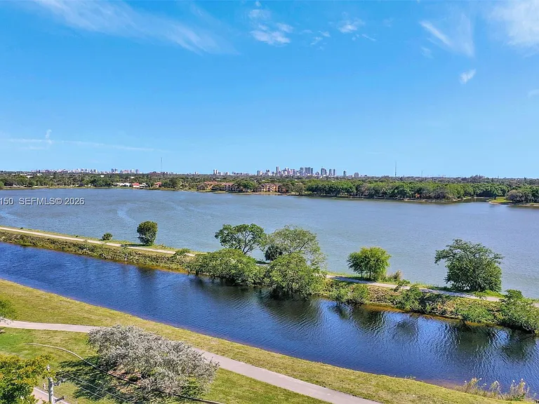 117 Lake Emerald Dr #408 — Photo 41