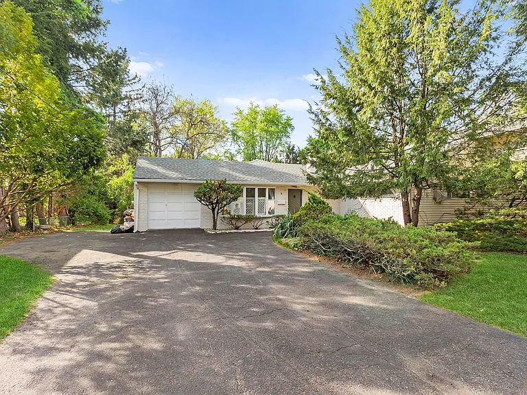 8 Halsey Ln — Photo 1