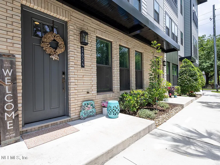 1624 Piazza Pl — Photo 3