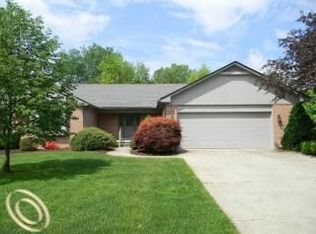 18711 Gary Ln, Livonia, MI 48152