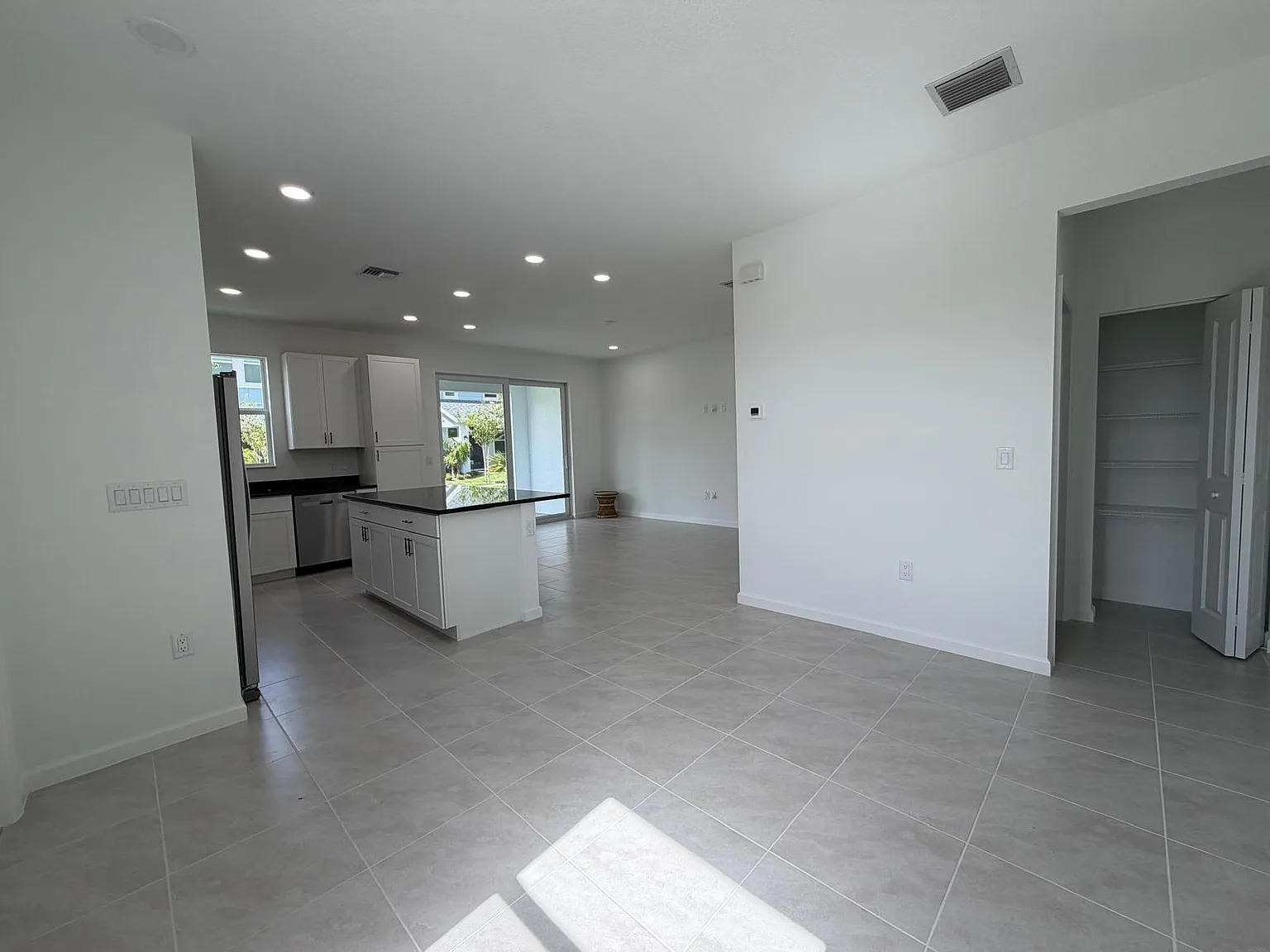 4 bed, 2.5 bath, 1784 sqft, $3,995 — Photo 4