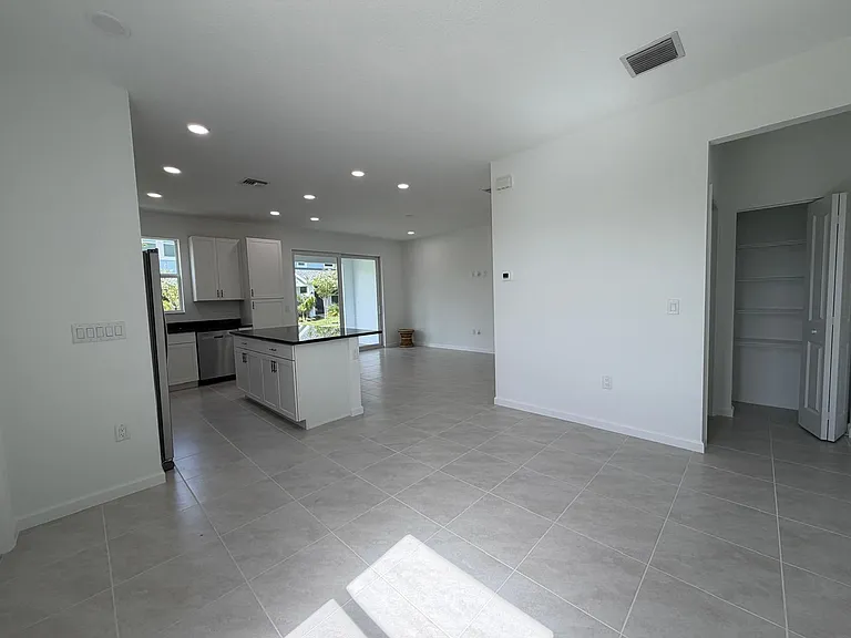 4402 Longwood — Photo 4