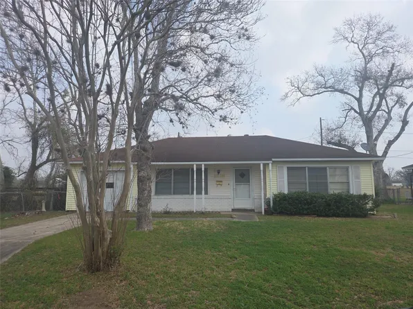 1216 Merchant St, El Campo, TX 77437