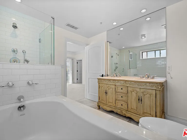 837 Crenshaw Blvd #301 — Photo 41