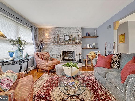 3rd image of 2360 Loucks Rd