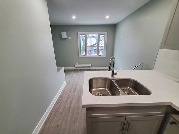 4th image of 18 King St E #3