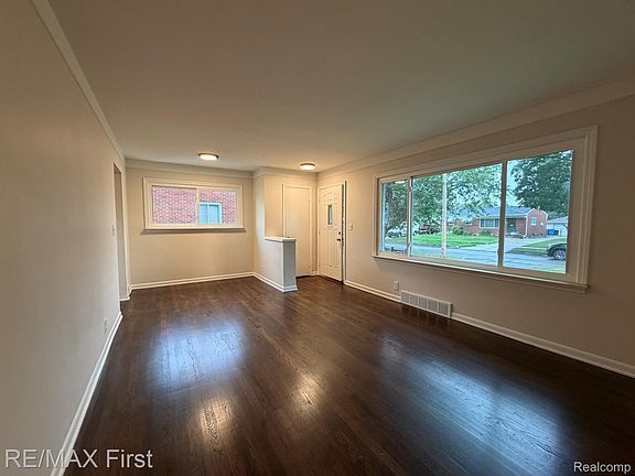 3rd image of 21754 Hill St