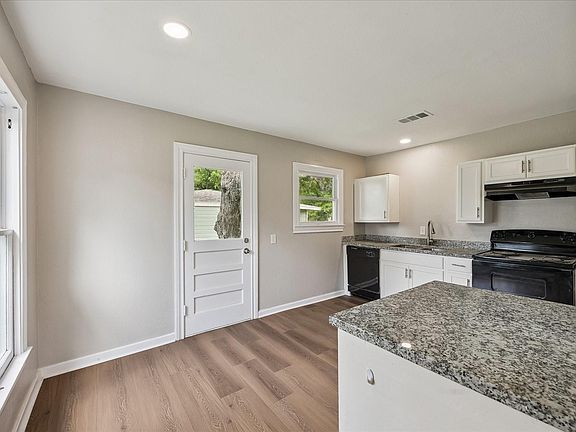 5th image of 613 Winding Way St
