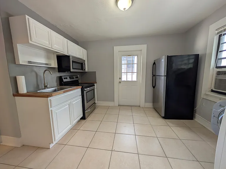 122 E Esther St #B — Photo 3