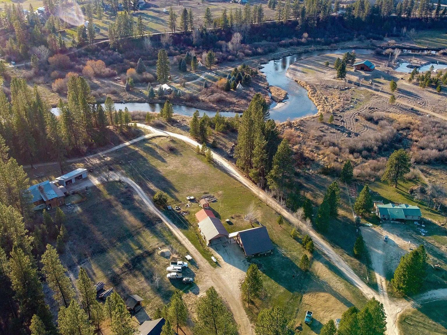 Upstairs view of the waterfall and trees - Picture of Park meadows